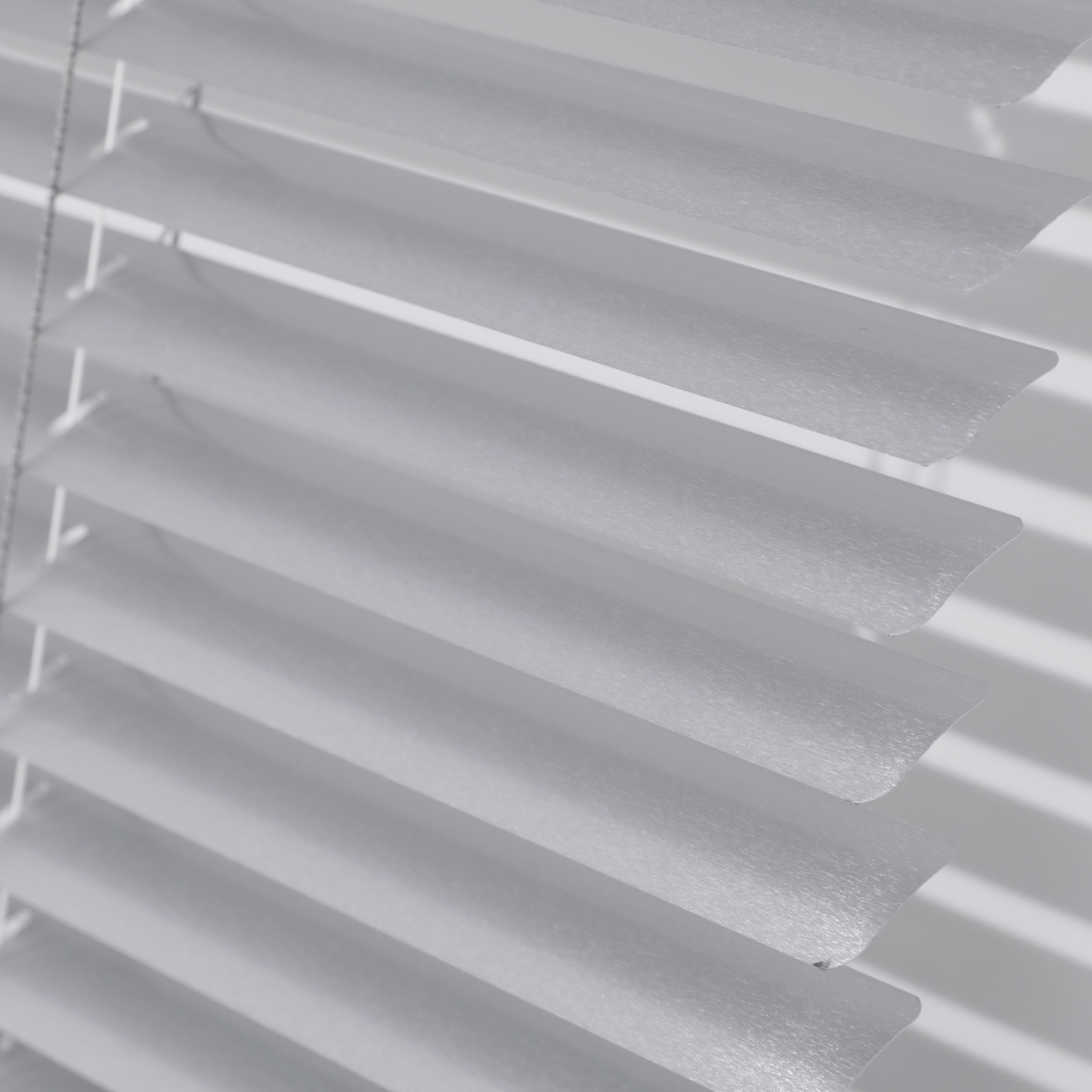 Jalousien aus Aluminium mit Wandneigung und Schnur